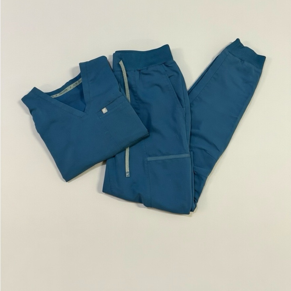 Fabletics Scrub Set